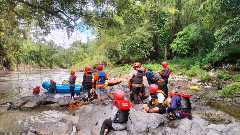 Praktik Self Rescue dan Man to Man Rescue Anggota Muda 45 IMPALA UB, Sungai Brantas, Desa Kendalpayak, Kec. Pakisaji, Kab. Malang (DOK. IMPALA UB)