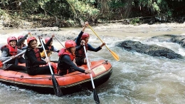 Anggota Muda Eks DIKLATSAR 45 IMPALA UB saat melakukan orientasi umum Olah Raga Arus deras di Sungai Brantas, Kab. Malang, Jawa Timur (DOK. IMPALA UB)