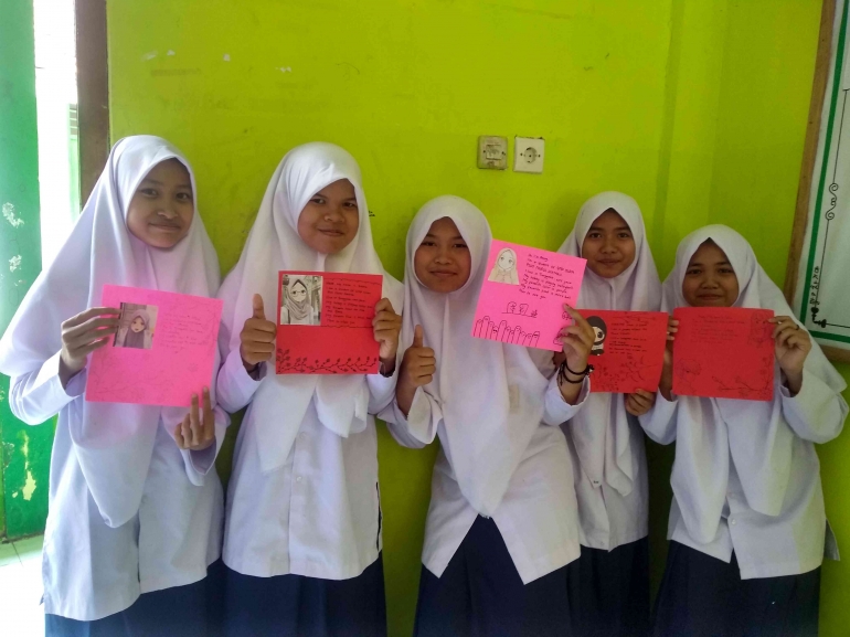 Image 5 :  Nampak murid senang dan bangga dengan hasil karya mereka. Dokpri