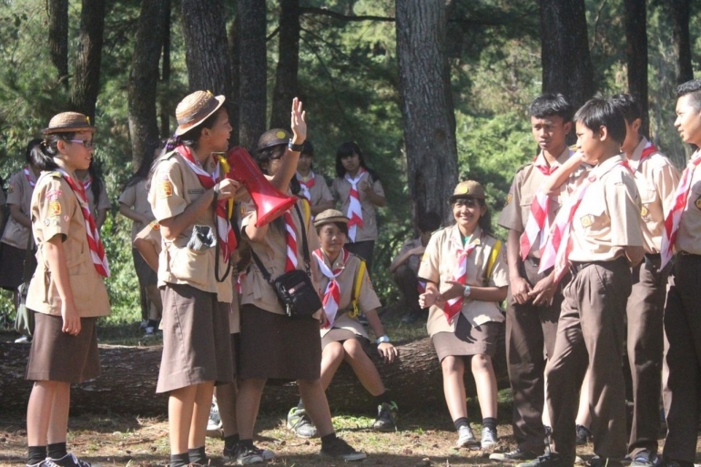 Anggota Pramuka melakukan kegiatan di Lereng Gunung Salak, Bogor, tahun 2018.| KOMPAS/Dokumentasi pribadi