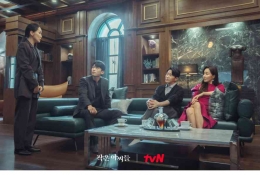Jae Sang bersama istri dan dua orang kepercayaannya. Sumber gambar IMDB