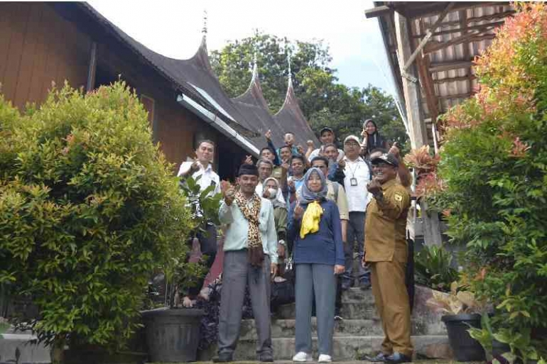 Suasana foto bersama di depan rumah gadang yang usianya sudah ratusan tahun, Nagari Sumpu, Tanah Datar (Dok. Kangmox)