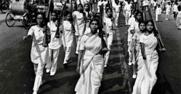 Kaum wanita bersenjata berpawai di Bangladesh pada saat perang kemerdekaan tahun 1971. | Sumber: unb.com.bd