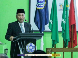 Prof Sofyan Anif memberikan sambutan usai dilantik sebagai Rektor UMMAD Madiun. Foto Humas UMS