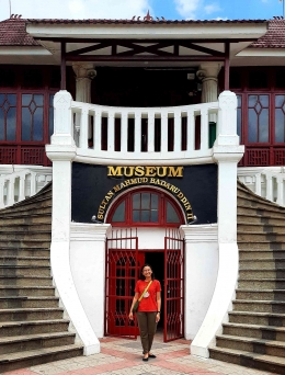 Tangga melingkar memasuki Museum Sultan Mahmud Badaruddin II (foto: dokumentasi pribadi)