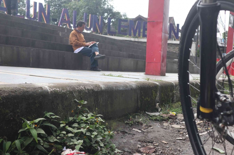 Seorang pria membaca buku di alun-alun Lembang/Pribadi