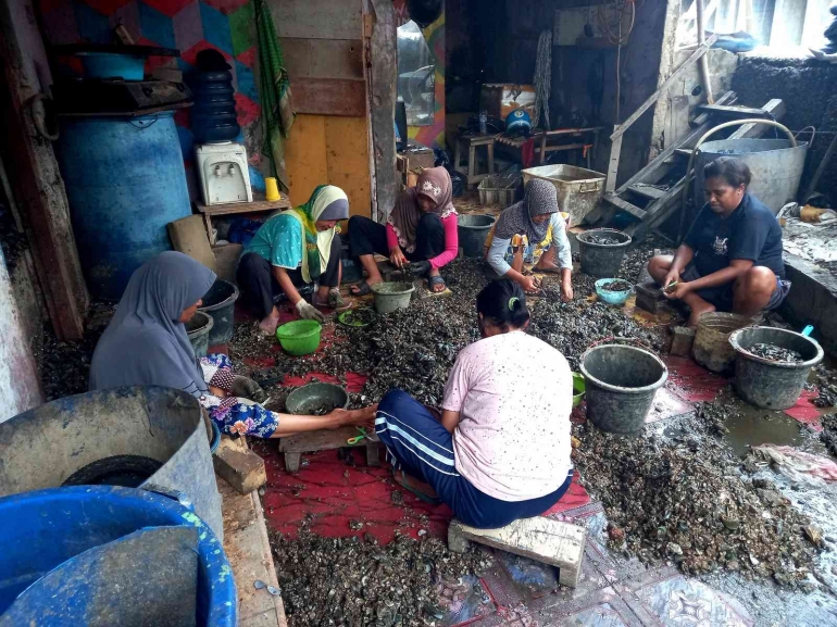 Kelompok Ibu-Ibu Nelayan Pengrajin Kerang Biru di RW 04, Kamal Muara. Foto : Parlin Pakpahan.