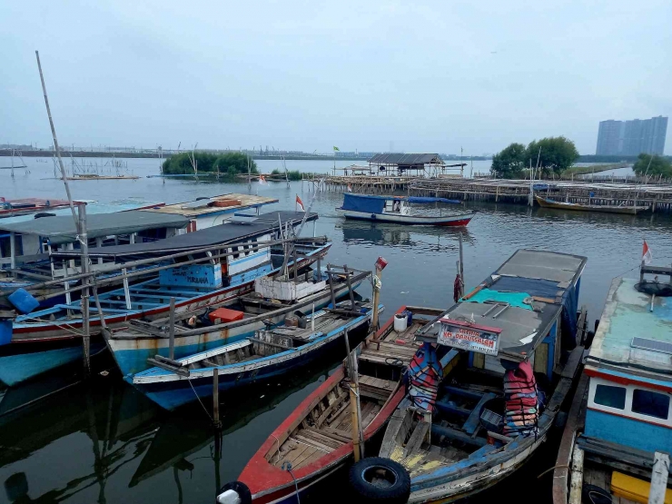 Tambatan kapal nelayan di Kamal Muara. Foto : Parlin Pakpahan.