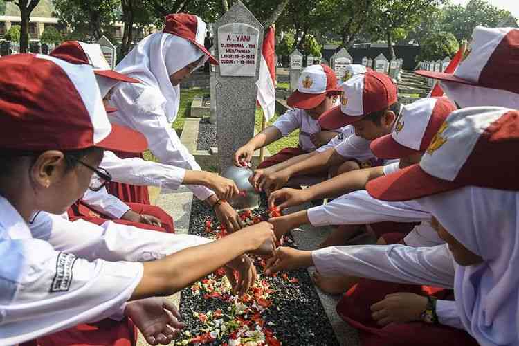 Sswa siswi SD berkunjung di taman makam Pahlawan (Kompas.com)