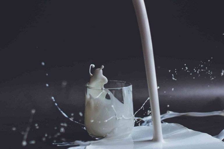 Susu sintetis sudah mulai menggantikan susu alami. (Anita Jankovic/Unsplash)
