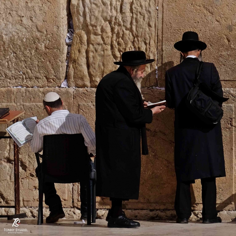 Orang Yahudi berdoa dan menyisipkan kertas doa di Tembok Ratapan. Sumber: dokumentasi pribadi