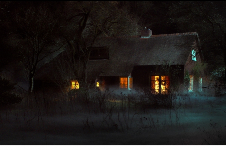 Ilustrasi rumah yang terdapat dalam film horor Moloch. Sumber: IMDB