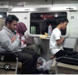 Gambar orang solat di gernong kereta api (Foto: penasantri.id)