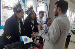 Malani dan Grace dari SMA AVEROS Papua Barat saat menjelaskan perangkat ART Papua kepada pengunjung InaRI Expo 2022. (Foto Setiyo)