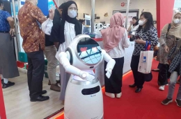 Robot penari Cruzr dari Artificial Intelligence Center Indonesia (AICI) FMIPA UI menarik perhatian pengunjung InaRI Expo 2022. (Foto  Setiyo)