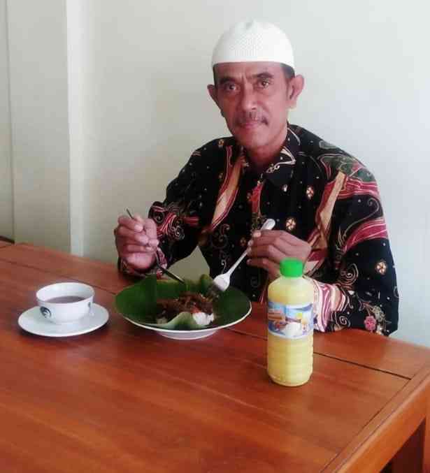 Menikmati makan siang dengan menu Nasi Krawu Bu Azza Gresik (dokpri)