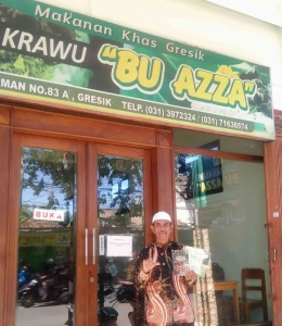 Penulis di depan Depot Nasi Krawu Bu Azza Gresik (dokpri)