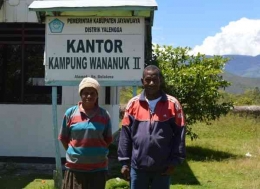 Aice Wandikbo berfoto bersama suaminya di depan kantor desa Wananuk II (Foto:Lex) 
