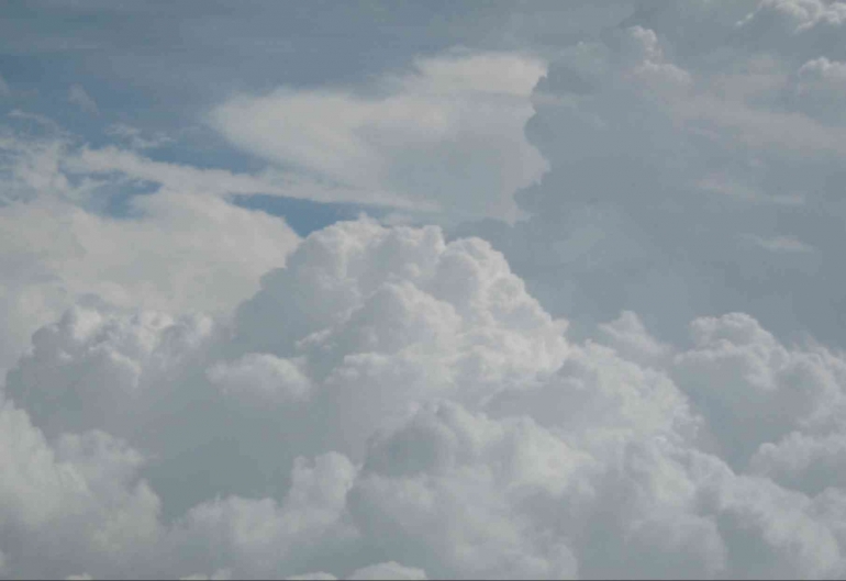 Gambar 1. Awan jenis Cumulus yang menjadi target aktivitas penyemaian awan dalam operasi TMC