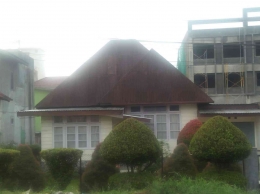 Rumah tua bercorak kolonial di Jl. Nabung Surbakti, Kabanjahe (Dok. Pribadi)