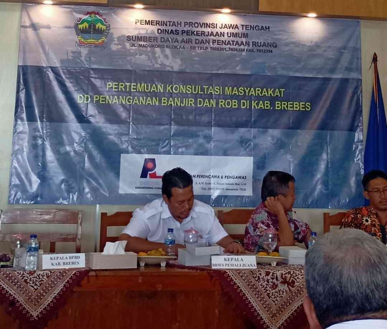 Kepala Desa Randusanga Kulon, H. Affan Setiono, SE. dalam Pertemuan Konsultasi Masyarakat (PKM) dibalai Desa Randusanga Kulon Brebes. Dokpri