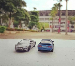 Foto diecast dengan latar belakang stadion Gelora Bung Karno. (Sumber : Instagram Irfan Nugroho)