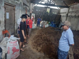 KKN Mahasiswa Universitas 17 Agustus Surabaya: Bantu Petani Mengelola Pupuk Nutrisi