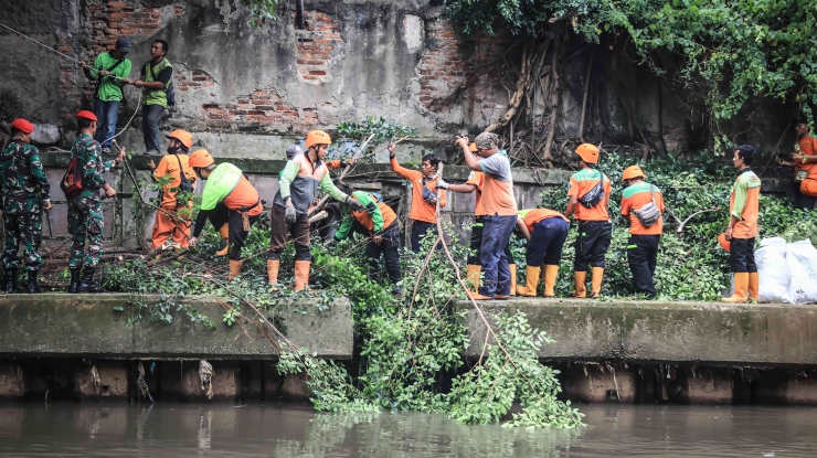 Giat kerja bakti dilakukan Seluruh Jajaran Pasukan Kostrad, Kopassus, Brimob, Marinir, dan Masyarakat. (Jonas/Mahasiswa)