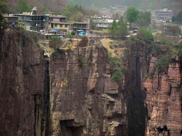 Desa Paling Berbahaya di Dunia jadi Objek turis tapi kemudian ditinggalkan. | FOTO Sohu. com