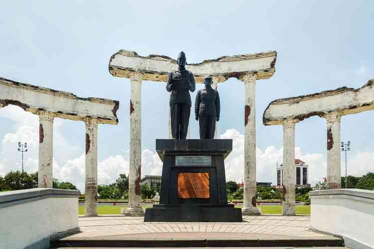 Tugu pahlawan Surabaya untuk mengenang peristiwa nan heroik, 10 November 1945 (dok foto: Shutterstock via travel.kompas. com)
