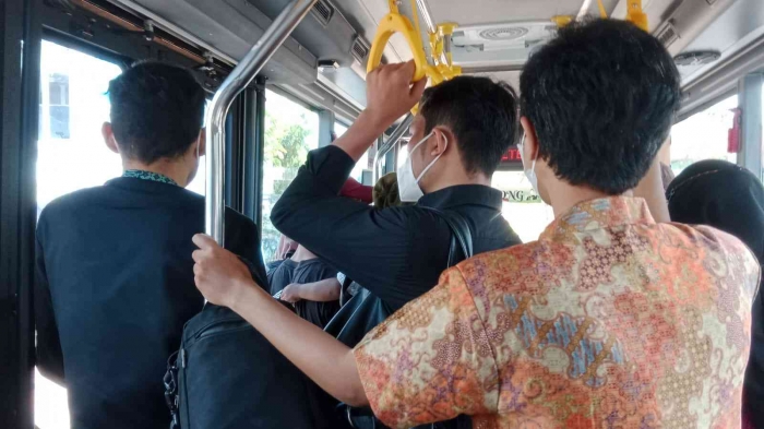 Penumpang Trans Jatim yang membeludak. - Dokpri