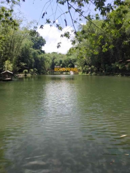 Icon Wisata Boon Pring di tengah danau buatan yang bisa dinikmati dengan perahu (dok.pri)