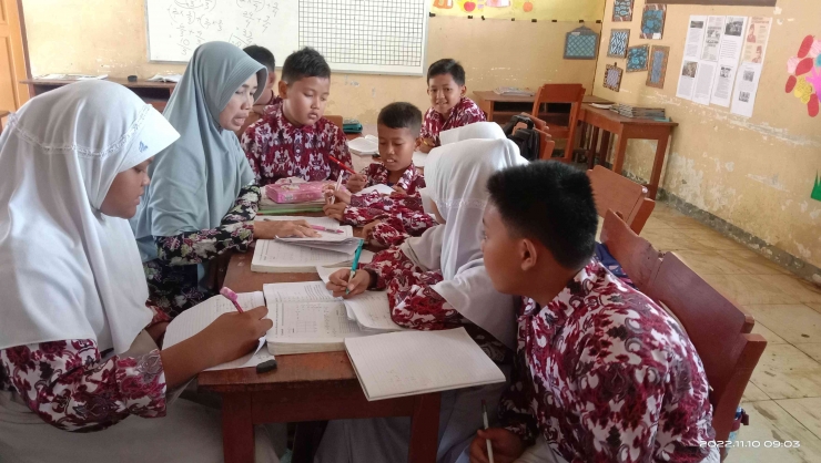 Calon guru Penggerak menjadi pemimpin pembelajar di kelas bagi murid-muridnya.| Dokumentasi pribadi