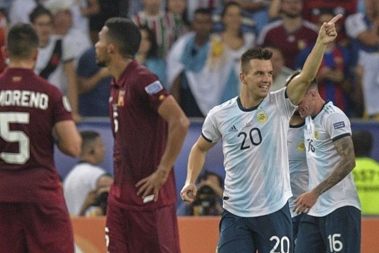 Giovani Lo Celso merayakan golnya pada pertandingan Venezuela vs Argentina dalam babak perempat final Copa America 2019 di Stadion Maracana, 28 Juni 2019. (AFP/CARL DE SOUZA via kompas.com)