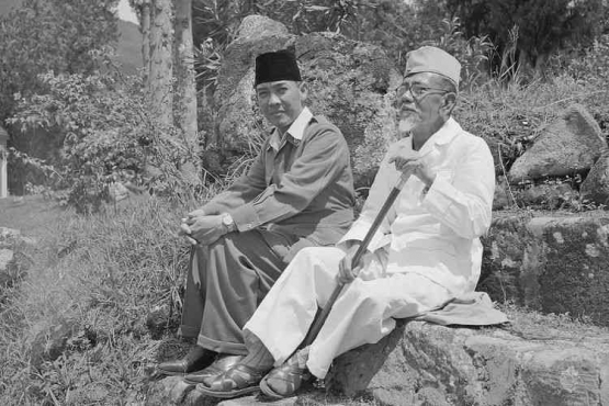 Haji Agus Salim bersama Sukarno. Sumber: Kompas.com