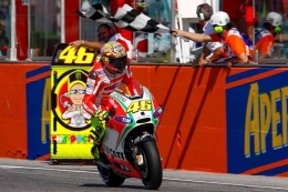 Dengan Motor yang tidak sesuai, Rossi hanya mampu menghasilkan tiga Podium bersama Ducati. Sumber: Motogp.com