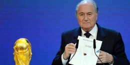 Mantan Presiden FIFA Sepp Blatter memilih Qatar jadi tuan rumah Piala Dunia 2022 | (foto: kompas.com)