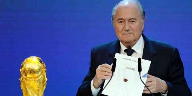 Mantan Presiden FIFA Sepp Blatter memilih Qatar jadi tuan rumah Piala Dunia 2022 | (foto: kompas.com)