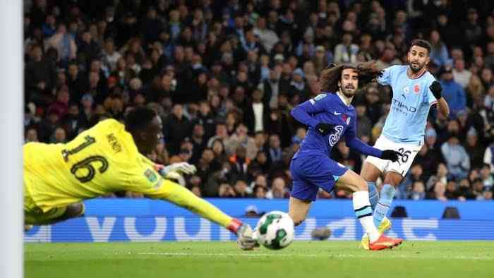 Riyadh Mahrez melepaskan tendangam/Getty images