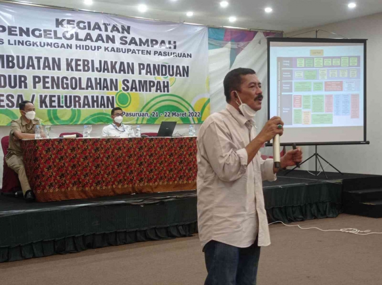 Penulis dalam Workshop pengelolaan sampah sebagai wujud dasar intrapreneur. Sumber: DokPri