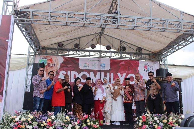 Foto Bersama dalam Acara Pembukaan Sidomulyo Floral Festival 2022 di Desa Sidomulyo Kota Batu (Dokpri)