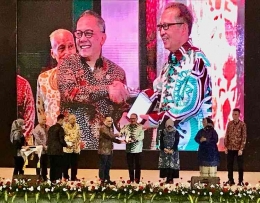 Kepala BRIN Laksana Tri Handoko menyerahkan Habibie Prize 2022, di Jakarta, Kamis (10/11/2022) (dok. Kompasiana)