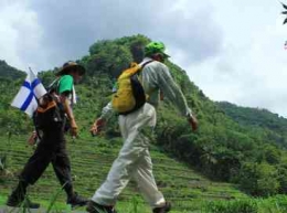Menyusuri Pegunungan di Desa Warna Alam (Sumber: jogjaheritagewalk.com)