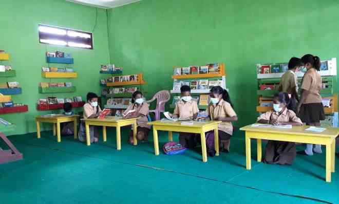 Siswa-siswi kelas 6 SDM Mbatakapidu sedang membaca di perpustkaan sekolah mereka. (Foto:Lex) 