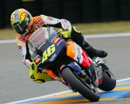 Pengalaman dengan Honda membuat Rossi dapat meracik motor yang baik untuk Yamaha. Sumber: Motogp.com