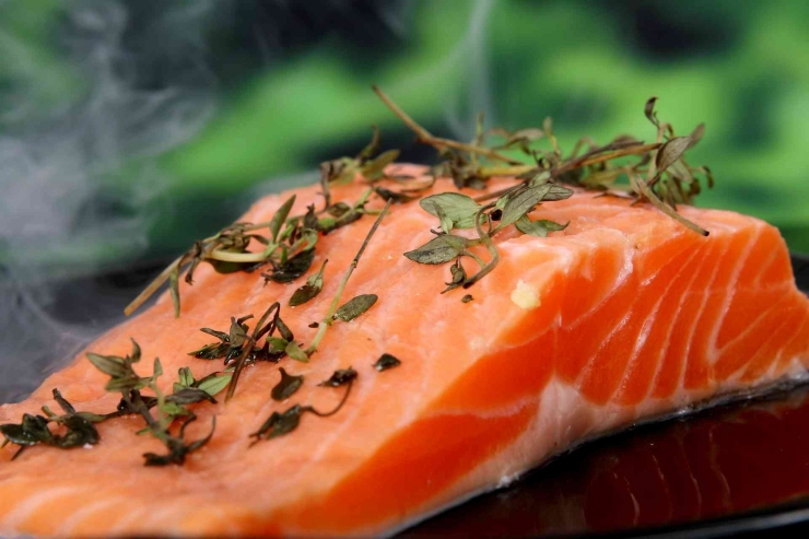 Ikan salmon, sumber vitamin B12 yang juga kaya omega-3. (Sumber: Robert Owen-Wahl/Pixabay)