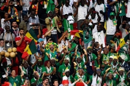 ilustrasi: Fans Senegal melakukan selebrasi usai negaranya meraih kemenangan 2-1 atas Polandia dalam laga penyisihan Grup H Piala Dunia 2018 di Spartak Stadium, Moskow, 19 Juni 2018. (Foto: Alexander NEMENOV/AFP via kompas.com)