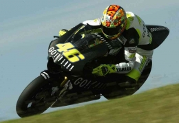 Rossi mengetes Yamaha M1 untuk pertama kalinya. Sumber: Motogp.com