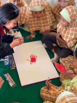 PMM 71 sedang mengajarkan murid-murid melakukan kegiatan hand painting diatas styrofoam (25/10/2022). Dokpri
