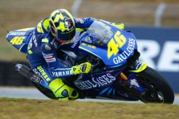Rossi, mengembangkan Yamaha kembali jadi motor pemenang pada tahun 2004. Sumber: Motogp.com